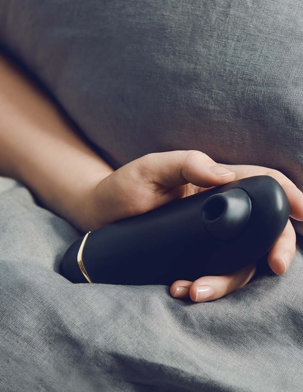 Womanizer Premium 2- Black- Bed-In Hand