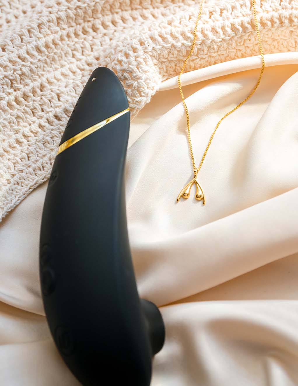 Womanizer Premium 2- Black- In Bed