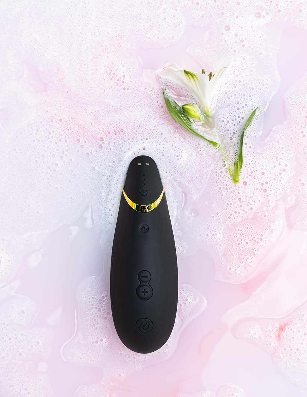 Womanizer Premium 2- Black- In Water